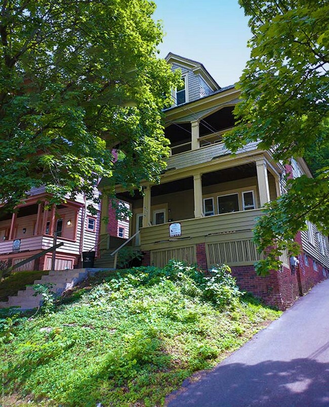 Primary Photo - 8/1/26 Spacious First Floor Apartment Clos...