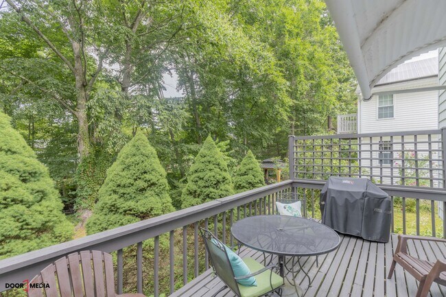 Building Photo - Short Term Furnished Rental -3 Bedroom Spl...