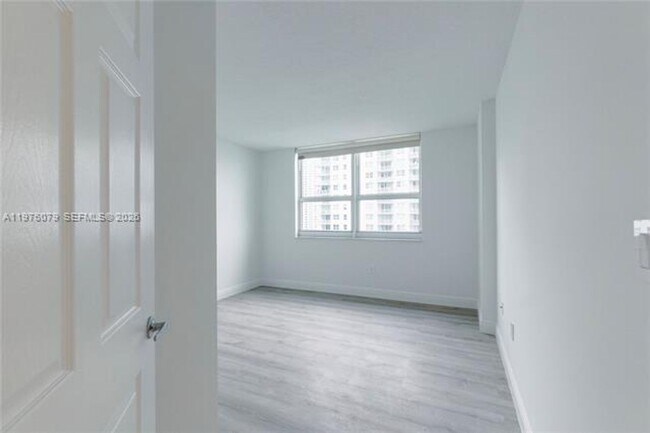 Building Photo - 1155 Brickell Bay Dr