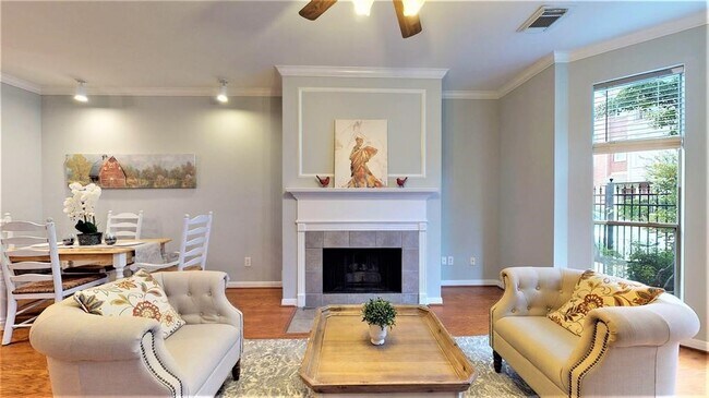 Building Photo - 2104 Gillette St