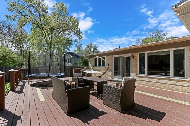 Building Photo - 107 E Burr Oak Dr