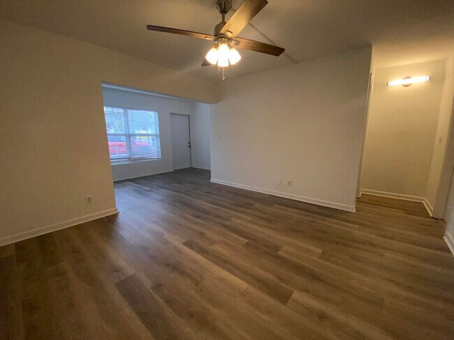 Building Photo - 102 N Lakeside Dr