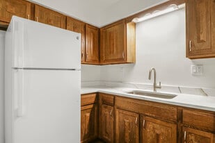 Building Photo - 623 Vine St, Wisconsin Dells, WI 53965