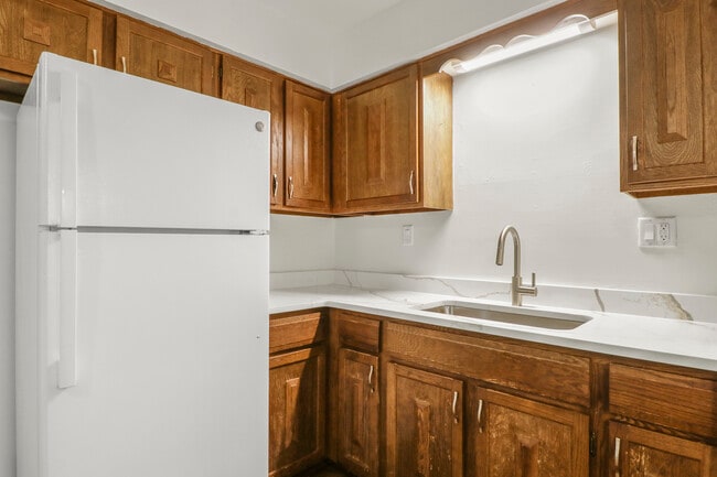 Building Photo - 623 Vine St, Wisconsin Dells, WI 53965