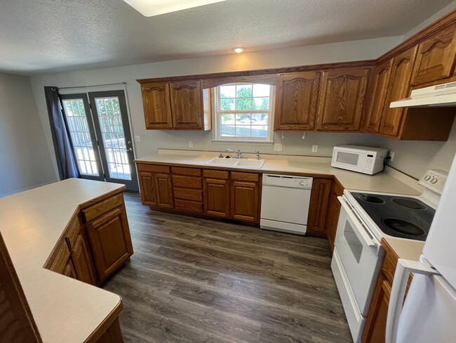 Building Photo - LEASE TAKEOVER: NO DEPOSIT NEEDED !!! Nice 3 Bedroom 2 Bathroom Single Family Home in Joplin MO!