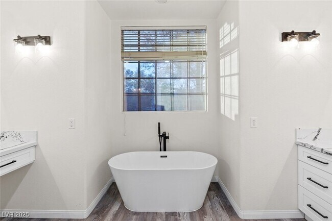Building Photo - 4630 Laguna Vista St