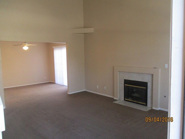 Building Photo - Stone Canyon Townhome located in GREEN VALLEY!