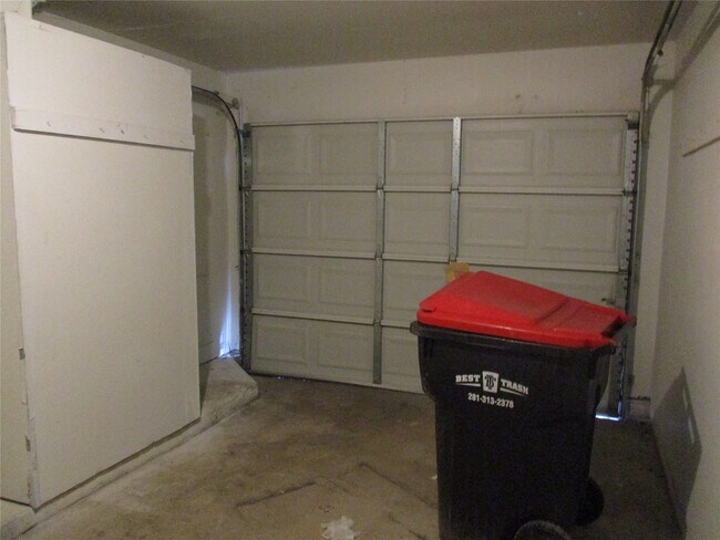 Building Photo - 19947 Mountain Dale Dr