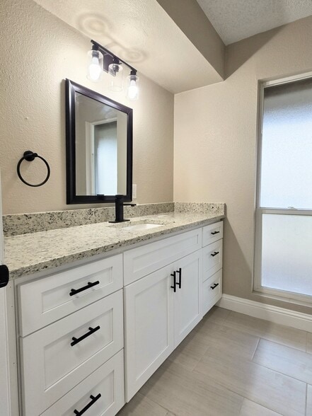 Building Photo - 1302 La Salle Dr