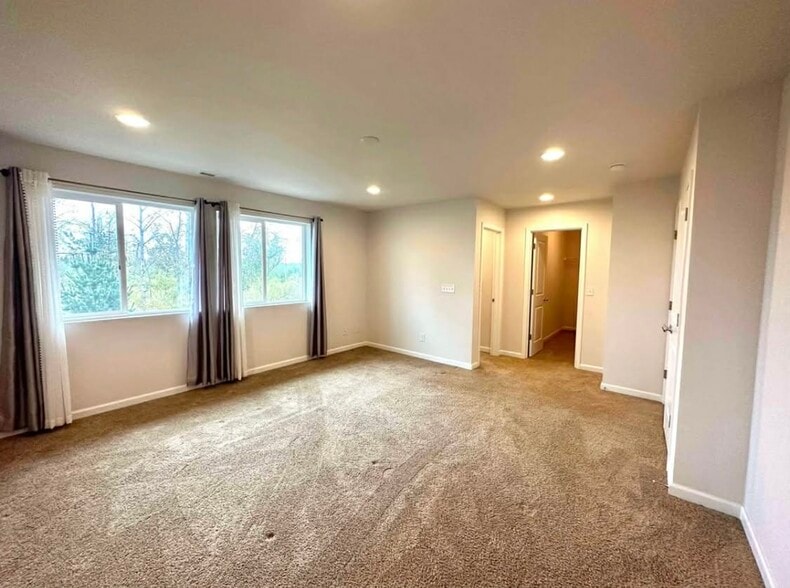 Building Photo - 3107 44th St SE