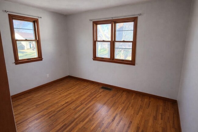 Building Photo - 117 3rd Ave