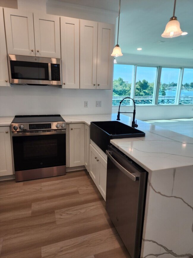 Building Photo - WATERFRONT ON WATSON BAYOU