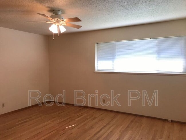 Building Photo - 635 E Brookdale Dr