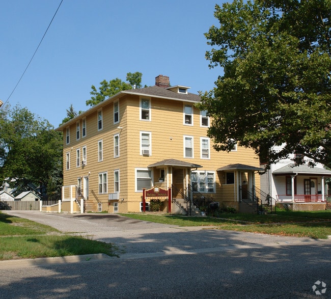Primary Photo - Walnut Apartments