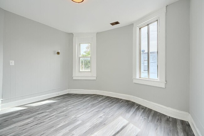 Building Photo - 400 N Hilton St