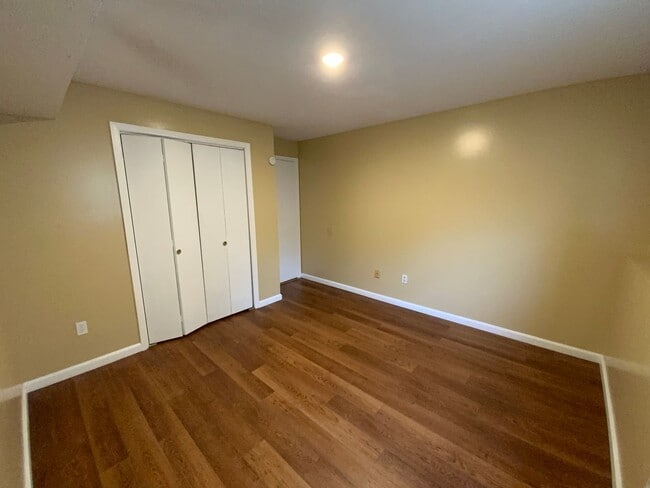 Building Photo - 3 Bedroom 1 Bathroom Apartment