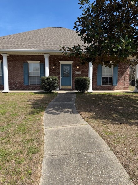 Building Photo - 13290 English Cv