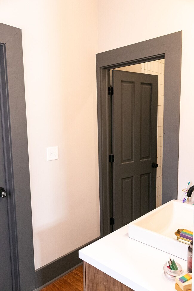 Building Photo - 207 W McMicken Ave