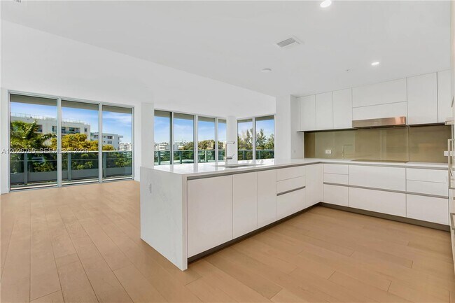 Building Photo - 9221 E Bay Harbor Dr