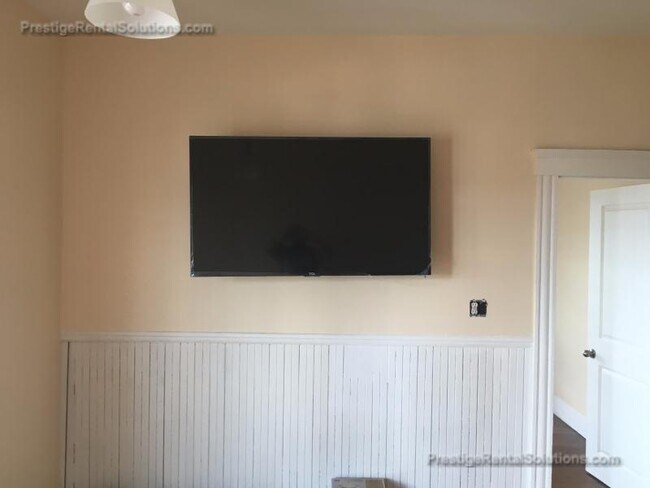 Building Photo - 120 Gladstone St