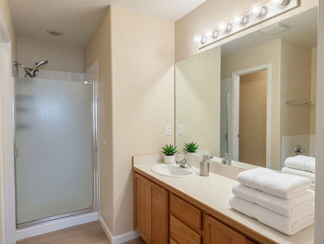 Building Photo - Lakeside 3 Bed/2.5 Bath Townhome in Gateway Community! Quiet, Scenic Living in The Heart Of Denver!