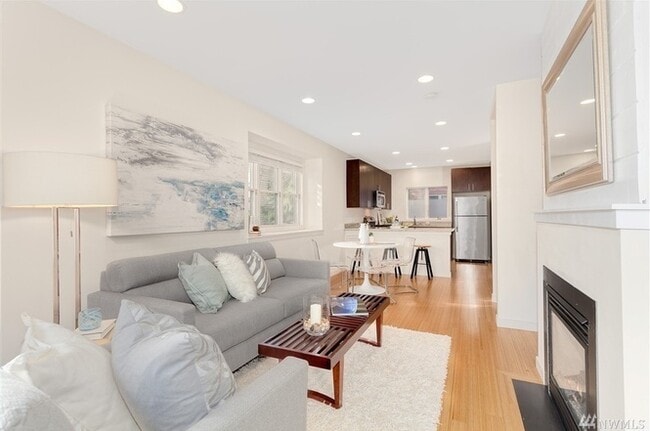 Building Photo - Stunning Townhome in the heart of Columbia City