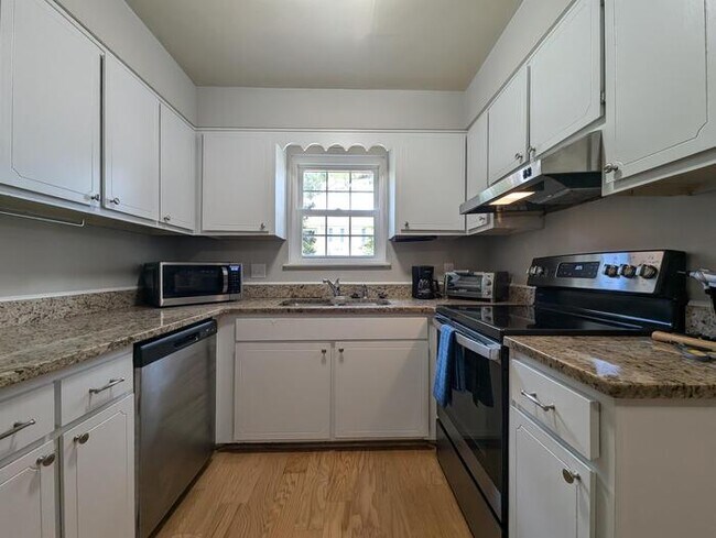 Building Photo - Furnished rental Forest Acres