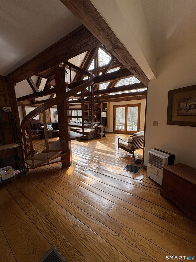 Building Photo - 40 Looking Glass Hill Rd