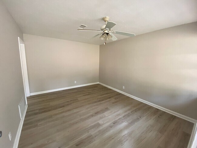 Building Photo - **AVAILABLE NOW**East Columbus 3 Bedroom / 1 Bathroom Home for Rent***