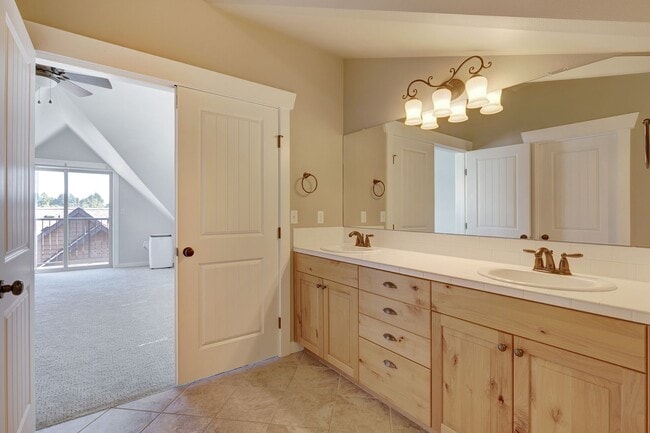 Building Photo - Charming Seattle Townhome with Garage Available Now! A/C included!