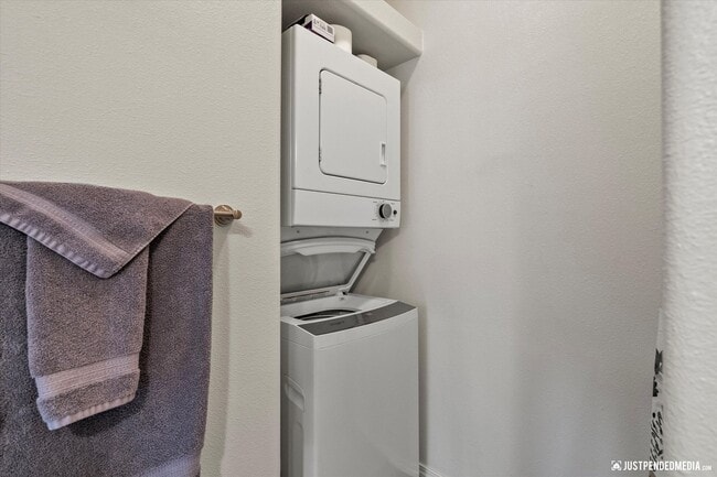 Building Photo - Cute 1 bedroom + 1 Bathroom w/ office - UT...