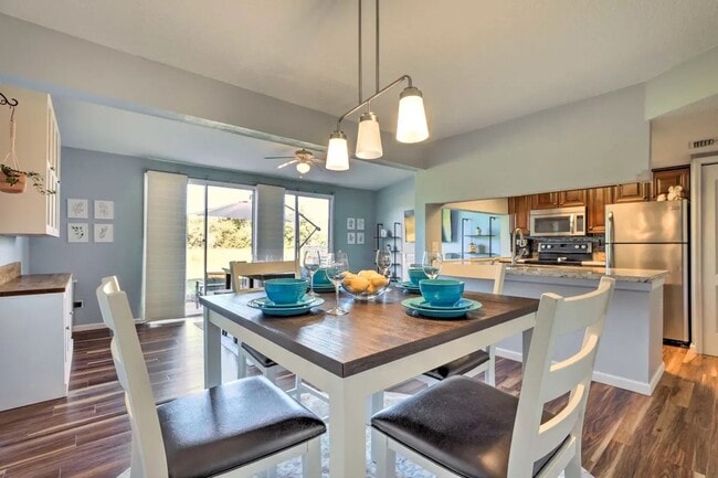 Building Photo - Townhome in Davenport now Available!