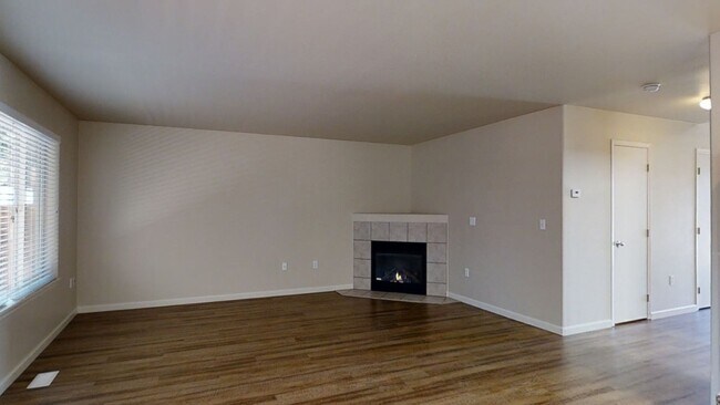 Building Photo - Clean Home with Lots of space ready to be your Home!