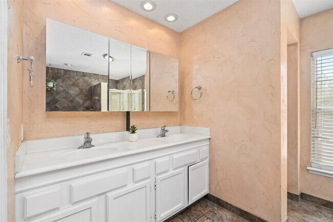 Building Photo - 9942 Villa Verde Dr