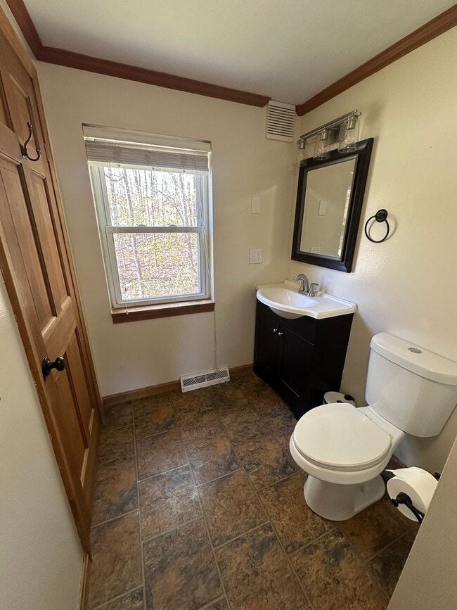 Building Photo - Charming 2BD/1BA Townhome in Burlington’s New North End