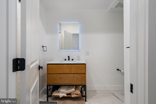 Building Photo - 2409 Oakford St