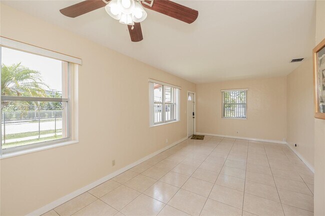 Building Photo - 540 SW 60th Ave