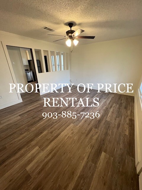 Living room - 625 League St S