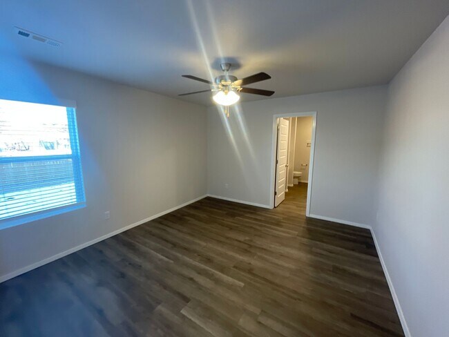 Building Photo - 3070 Vail Ave