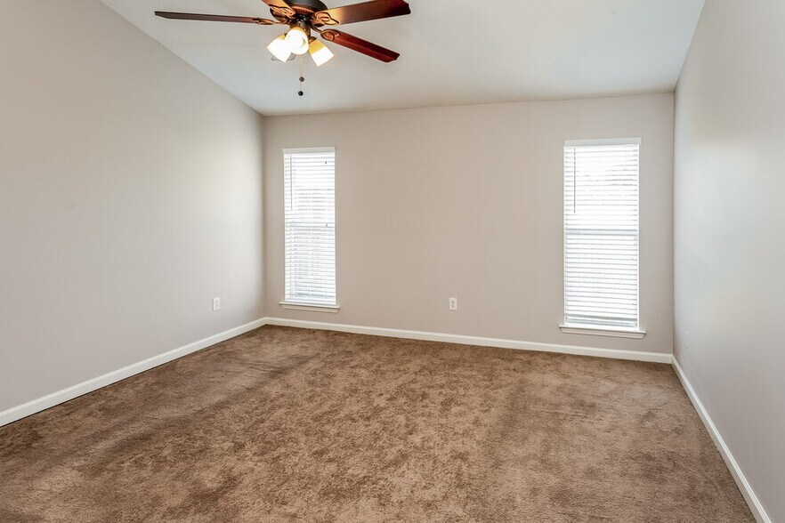 Building Photo - 10894 Carter Ln Cove