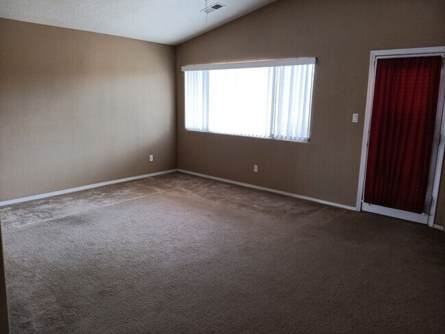 Building Photo - 4 Bedroom, 2 Bathroom! Lovely Home!