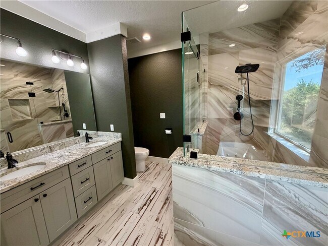 Building Photo - 427 Primrose Path