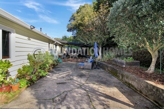 Building Photo - 122 Du Bois St