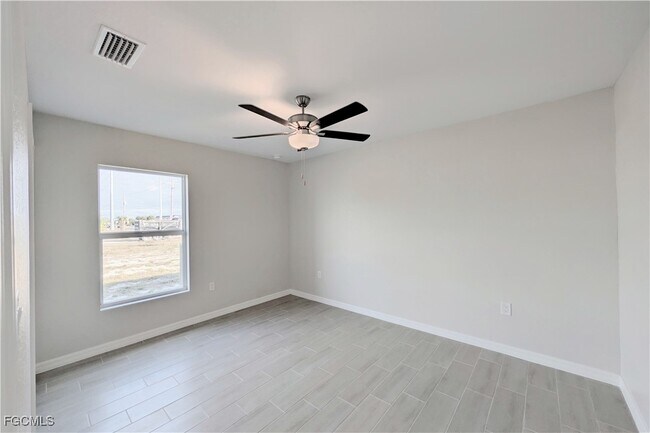 Building Photo - 707 Kismet Pkwy E