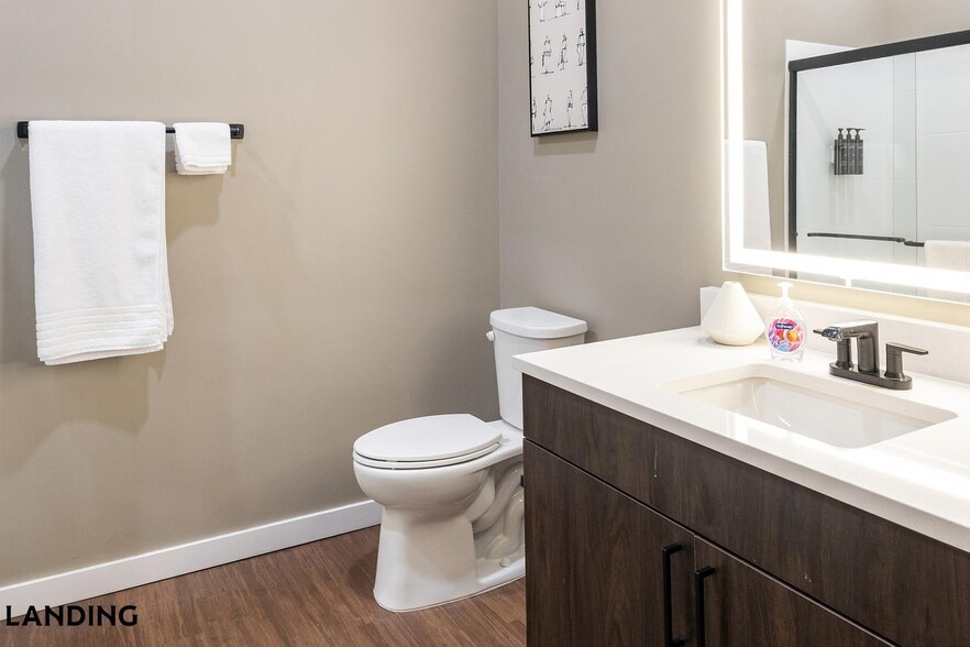 Building Photo - 1364 E Battlefield Rd