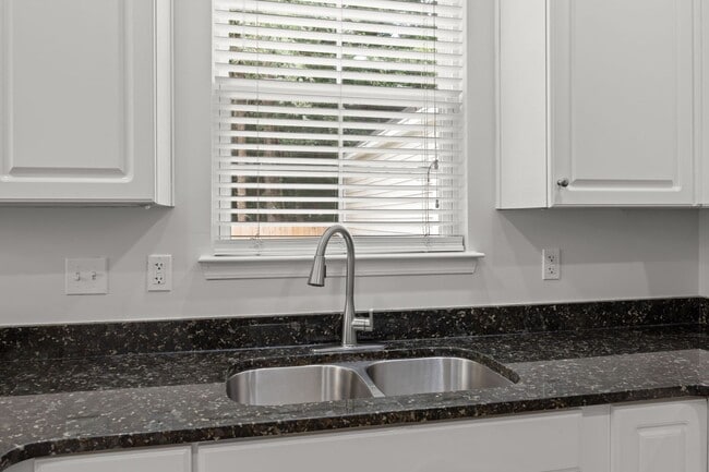Building Photo - Charming Summerville Rental