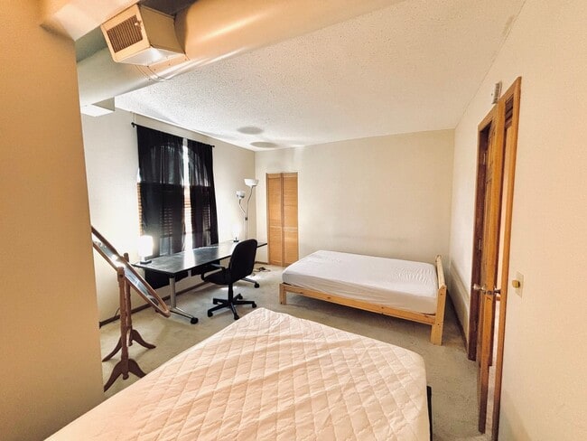 Building Photo - FURNISHED!! 2bed/1bath Condo Right Near Th...