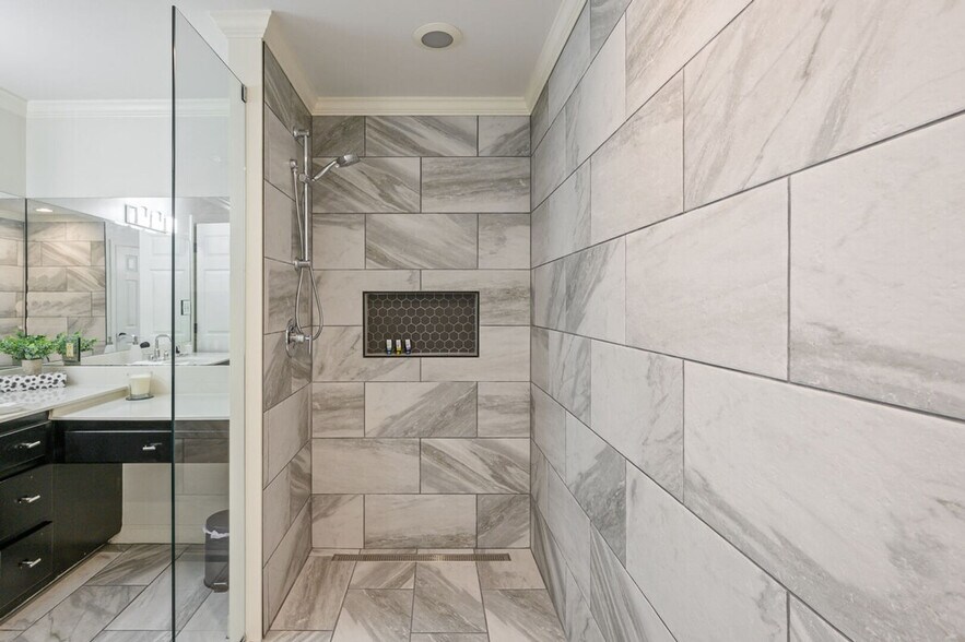 Building Photo - 2450 Weatherford Ct