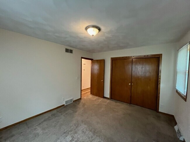 Building Photo - 305