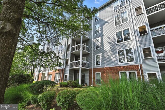 Building Photo - 3175 Summit Square Dr